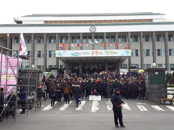 1월 3일 영리병원 반대 집회가 제주도청 앞에서 열렸다. 제주도청 공무원과 청원경찰들이 도청 정문과 현관 입구를 가로막고 있는 모습. 