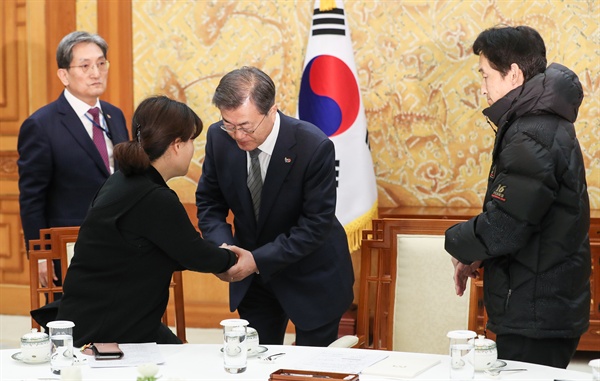 고 김용균씨 유가족 만난 문 대통령 문재인 대통령이 18일 오후 청와대에서 태안화력 발전소에서 사고로 숨진 비정규직 노동자 고 김용균 씨 어머니 김미숙 씨를 비롯한 유가족을 만나 위로하고 있다.