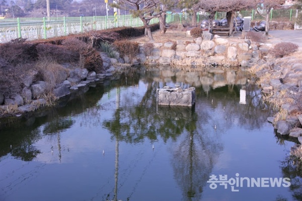 괴산면 사리면 사리면사무소에 남아있는 일제신사 잔해물. 현재는 분수대로 사용하고 있다. (사진 계희수 기자)