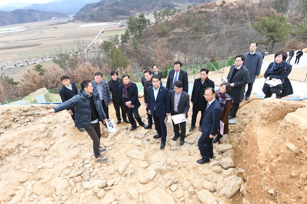 경상남도의회 가야사 연구복원사업 추진 특별위원회는 18일 함안 말이산 고분군을 방문했다.