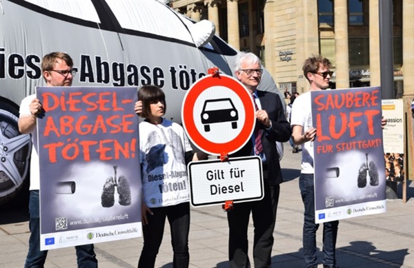 노후 디젤 차량의 운행 금지를 요구하는 독일 환경단체 시위
