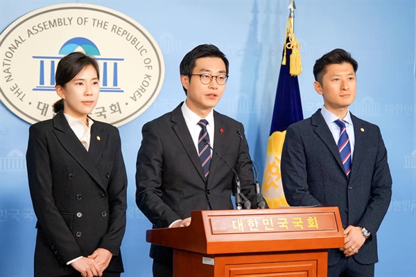 장경태 위원장(더불어민주당 전국청년위원회)이 10일 국회 신년기자회견에서 허은 대변인(왼쪽)을 소개하고 있다