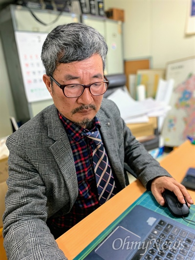 경주·포항 지진 피해자들의 아픔을 다룬 소설 '설탕 두 스푼'을 쓴 지질학자 최범영 박사가 18일 자신의 연구실에서 지진 관련 자료를 찾고 있다.