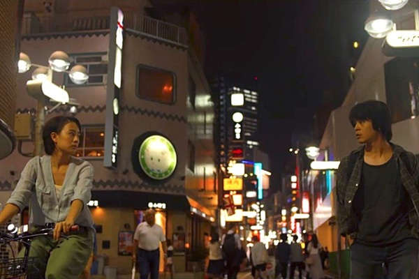  상실로 점철된 청춘의 삶들이 도쿄의 하늘 아래에서 만난다. 영화 <도쿄의 밤하늘은 항상 가장 짙은 블루>의 한 장면.