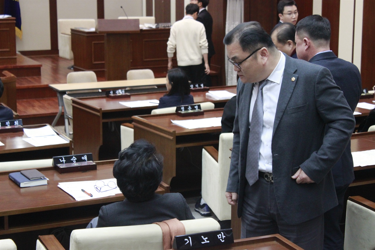 김진회 은평구의원이 나순애 의원에게 이야기하고 있다.