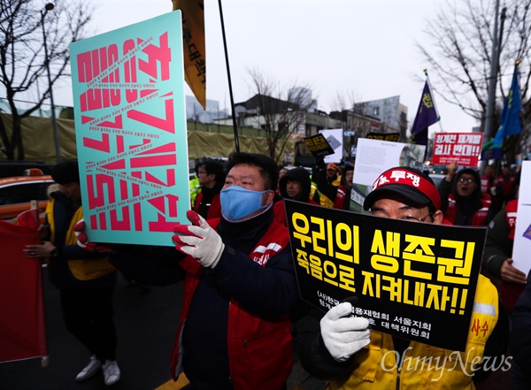 을지로 공구상가 상인들과 예술인 등으로 구성된 청계천을지로 보존연대 회원들이 19일 오후 서울 중구 공구상가 철거가 진행되고 있는 관수교 일대를 출발해 청계천을지로 일대 재개발 반대 행진을 하고 있다. 