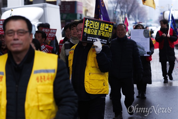 을지로 공구상가 상인들과 예술인 등으로 구성된 청계천을지로 보존연대 회원들이 19일 오후 서울 중구 공구상가 철거가 진행되고 있는 관수교 일대를 출발해 청계천을지로 일대 재개발 반대 행진을 하고 있다. 