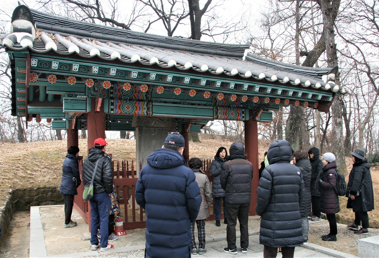 대동법을 시행한 김육의 업적을 기념하기 위한 공덕비