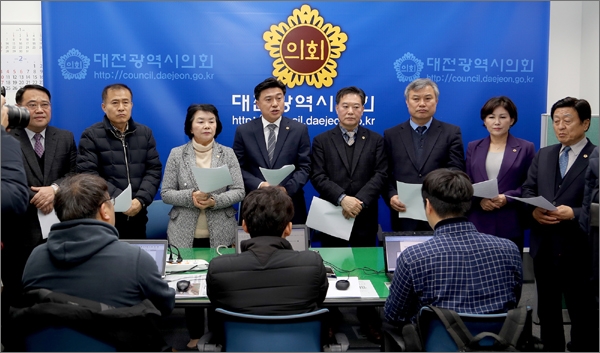 대전시의회 의원들은 19일 오후 의회 기자실에서 '한화 대전공장 폭발 사고'와 관련, 안전대책 마련을 촉구하는 성명서를 발표했다.