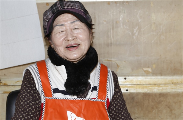 김정순 할머니가 이야기를 하다가 환하게 웃고 있다. 올해 나이 80살이 됐음에도 피부가 곱다.