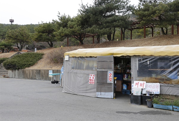 김정순 할머니의 일터인 포장마차. 주민들 사이에선 '할머니 카페'로 알려져 있다. 광양시 마동 가야공원 주차장에 있다.