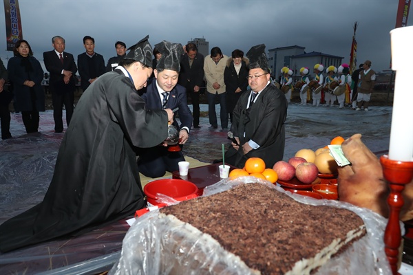  정월대보름 기원제에 백두현 고성군수가 축문을 읽고 있다.