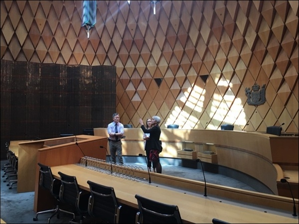 표창원 의원이 뉴질랜드 대법원을 방문해 설명을 듣고 있는 모습 