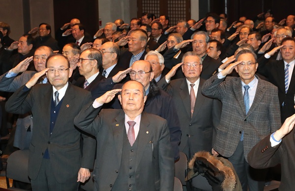 지난 1월 30일 오후 서울 종로구 프레스센터에서 열린 '대한민국수호 예비역 장성단 출범식'에서 참석자들이 국민의례를 하고 있다. 2019.1.30