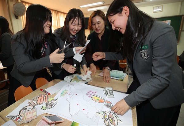 정부가 2019학년도 2학기부터 고교3학년부터 무상교육을 시행할 예정이다. 사진은 서울 한 고등학교의 수업 모습. 
