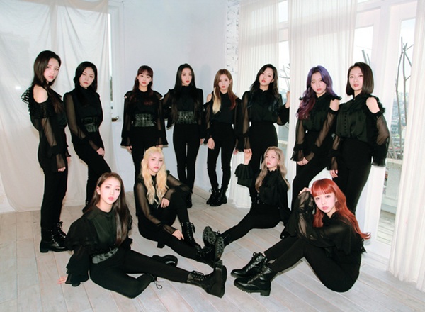  신작 음반 < [ X X ] >를 발표한 12인조 걸그룹 이달의 소녀