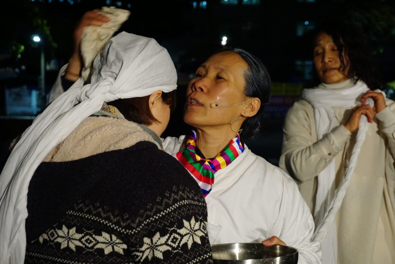 정월대보름을 맞아 걸궁이 진행되었다. 몸과 마음이 지친 사람들을 위로하는 장면. 