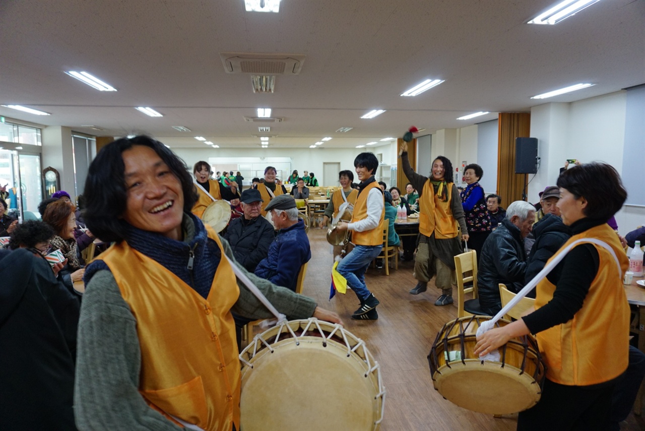 2월 19일 제주도 난산리에서 축제가 벌어졌다. 사진은 본 무대에 앞서 풍물로 시작하는 모습. 모두 행복한 표정을 짓고 있다. 