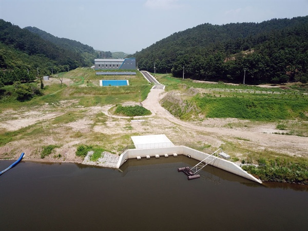 충남 서북부 지역에 42년 만에 가뭄이 발생하여 1100억 원의 사업비가 투입 28km 길이로 백제보 상류 백제양수장에서 예당저수지로 공급되는 도수로가 건설됐다. 이 양수장은 가뭄에 따른 재난 시 금강홍수통제소의 허가를 받아 가동된다. 