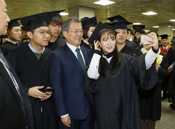 문재인 대통령이 21일 오전 경기도 부천시 유한대학교에서 열린 졸업식에서 졸업생들과 함께 셀카를 찍고 있다. 