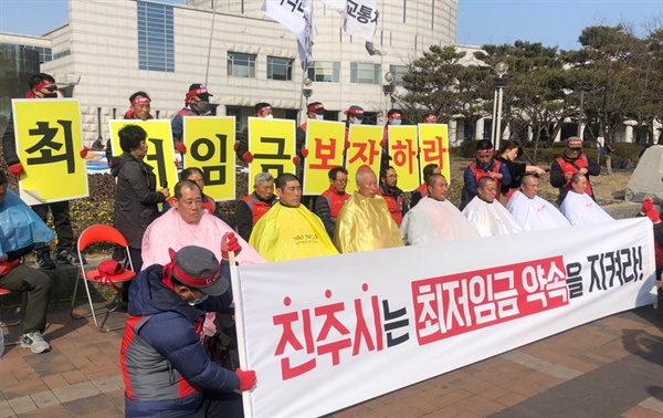 공공운수노동조합 부산경남버스지부 삼성교통지회는 20일 진주시청 앞에서 '파업 투쟁 승리 결의 삭발식'을 열었다.