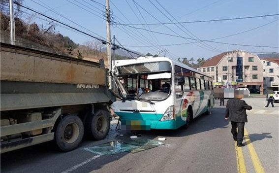 21일 오전 10시 27분경 거제시 장평동 편도 2차선 도로에서 교통사고가 났다.