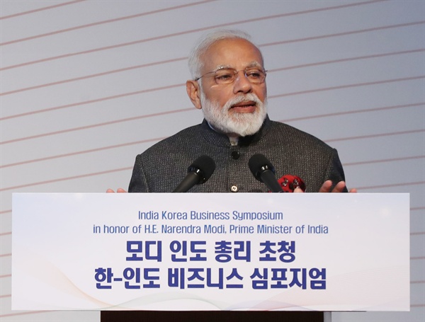 나렌드라 모디 인도 총리가 21일 오후 서울 소공동 롯데호텔에서 대한상공회의소 주최로 열린 '한·인도 비즈니스 심포지엄'에서 기조연설하고 있다. 