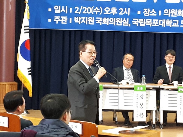 국회 도서발전연구회 대표인 박지원 의원이 방청석에 앉은 70여개섬 200여 주민을 향해 가칭 '국립섬발전연구진흥원설립'에 힘을 보태겠다고 발언하고 있다. 