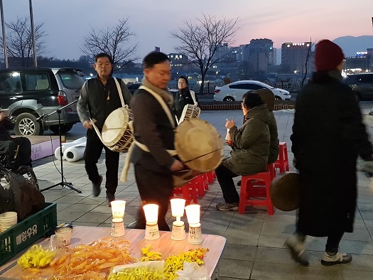 세월호 촛불문화제에서 공연 중인 홍성 문화연대. 