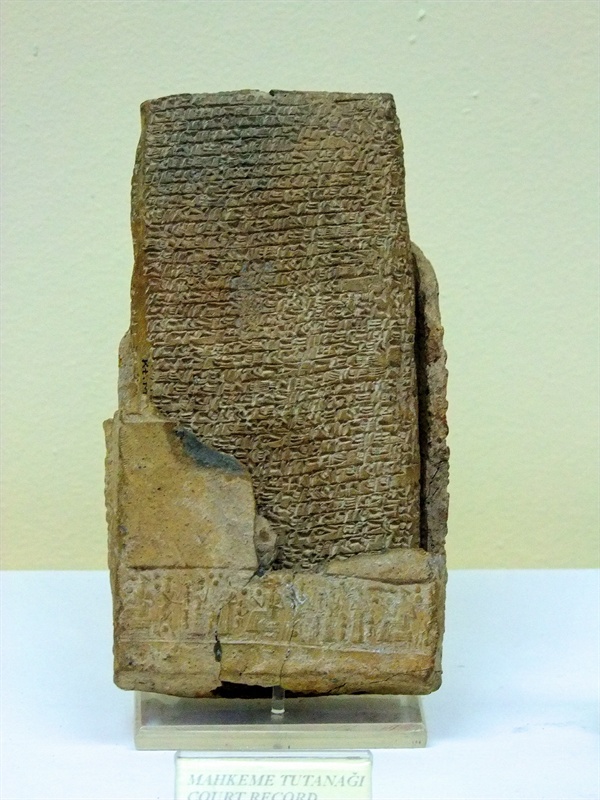 퀼테페에서 발굴된 설형문자 점토판(높이 19.2㎝)