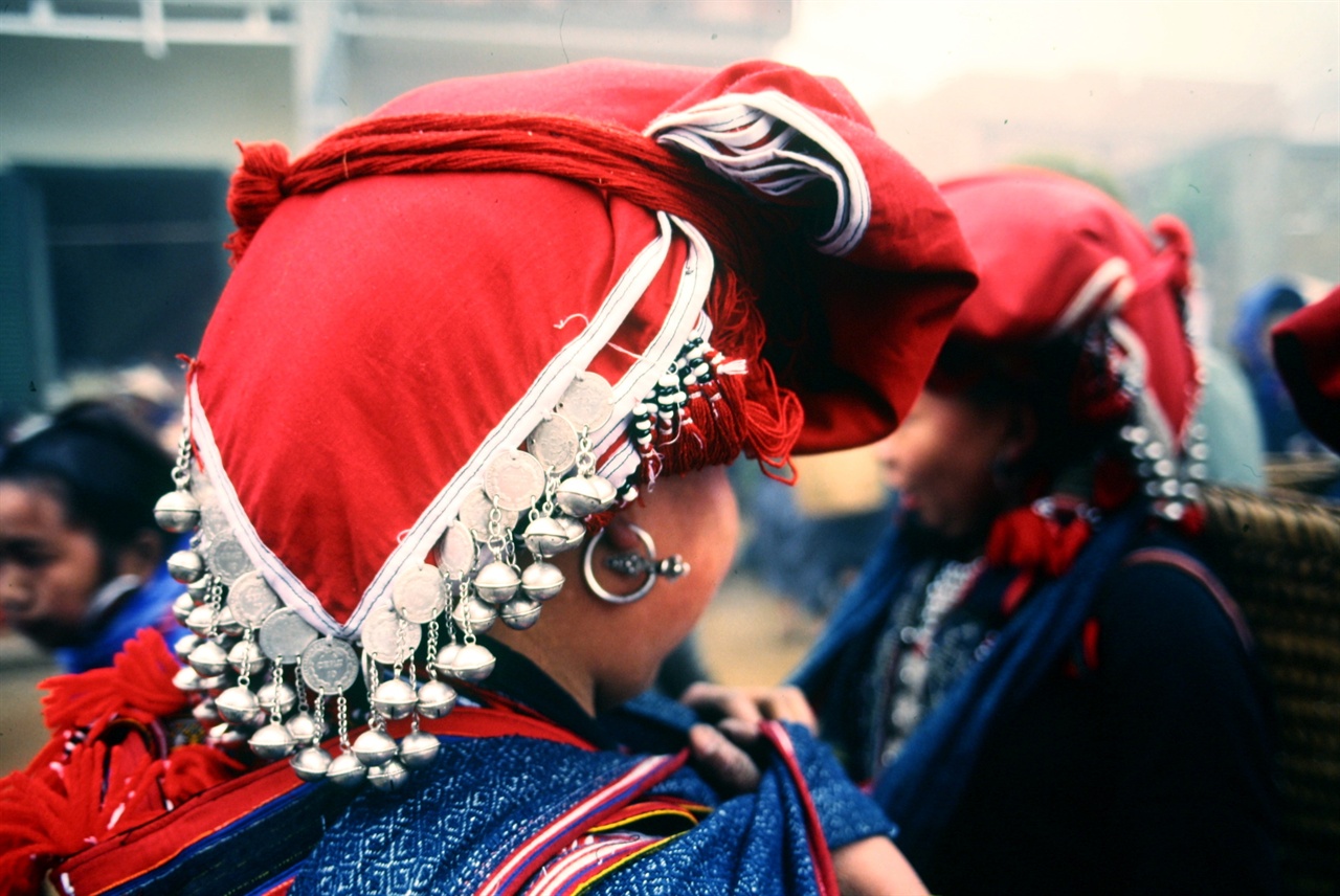베트남 소수민족 자오족의 머리장식 은방울 장식이 돋보이는 자오족의 붉은 모자