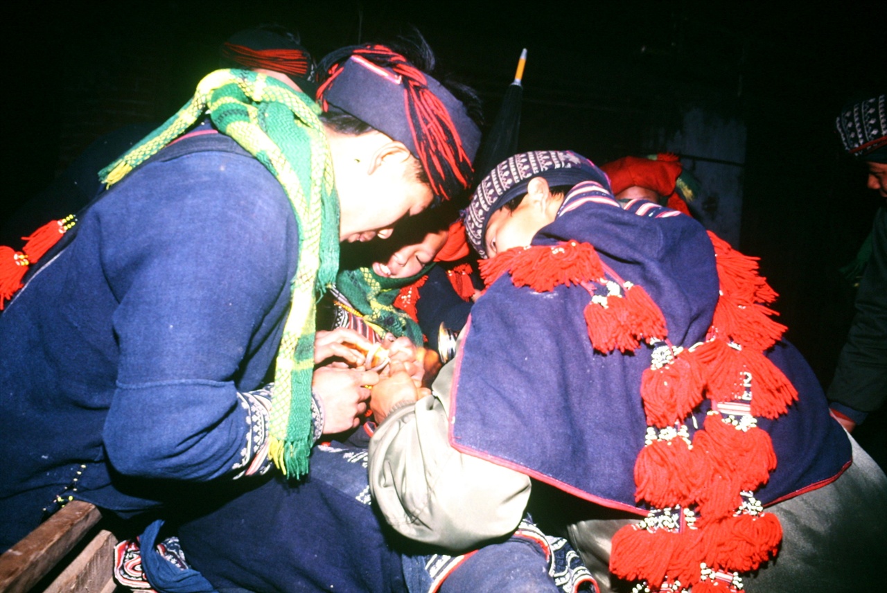 사랑의 시장 자오족의 두 남자가 경쟁하듯 한 여성의 장신구를 이리저리 살펴보며 소수민족식 사랑에 열중하고 있다.