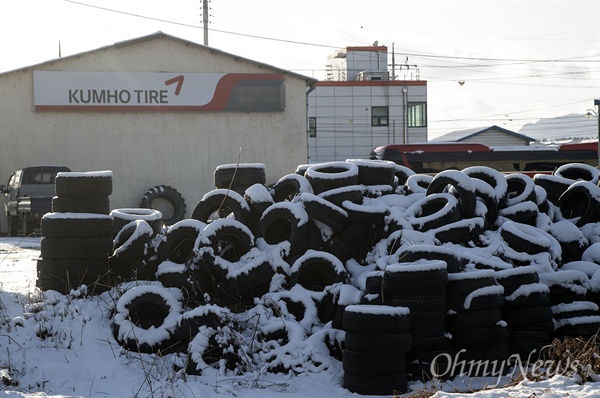 31일 전라남도 곡성군 입면에 위치한 한 자동차 정비센터에 타이어가 수북히 쌓여 있다.