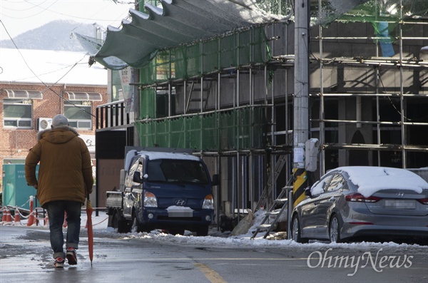 곡성 금호타이어 공장에서 비정규직으로 일하고 있는 한 노동자가 <오마이뉴스>와 만나 인터뷰를 마친 뒤 학원에 있는 자녀를 데리러 가고 있다.
금호타이어 비정규직 노동자는 “회사 경영난 때문에 근무일수가 줄어들어 임금과 상여금 축소로 생활고를 겪고 있다”고 어려움을 토로했다.