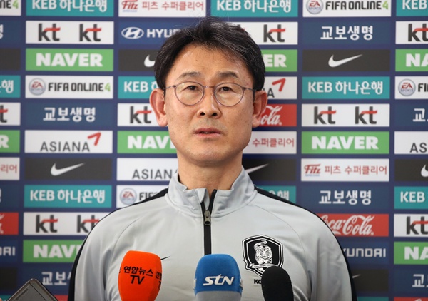 인터뷰하는 여자 축구대표팀 윤덕여 감독 호주 4개국 친선대회에 참가하는 여자축구대표팀 윤덕여 감독이 21일 오후 경기도 파주시 국가대표트레이닝센터(NFC)에서 열린 소집훈련에 앞서 인터뷰를 하고 있다. 