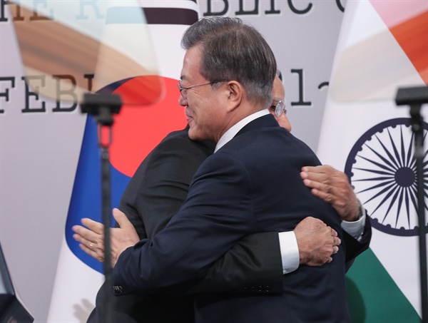  문재인 대통령과 나렌드라 모디 인도 총리가 22일 오후 청와대에서 열린 한·인도 정상 공동기자회견을 마친 뒤 포옹하고 있다.