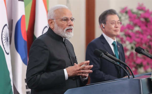 나렌드라 모디 인도 총리가 22일 오후 청와대에서 열린 한·인도 정상 공동기자회견에서 회담 결과를 발표하고 있다.