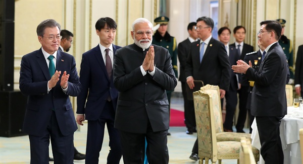 문재인 대통령과 나렌드라 모디 인도 총리가 22일 오후 청와대 영빈관에서 열린 국빈 환영 오찬에 입장하고 있다. 