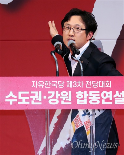 '문재인 탄핵' 내건 김준교 후보 자유한국당 김준교 청년최고위원 후보가 22일 경기 성남실내체육관에서 열린 서울·인천·경기·강원 합동연설회에서 정견발표를 하고 있다. 김 후보가 두른 어깨띠 하단에 '문재인 탄핵' 문구가 보인다. 