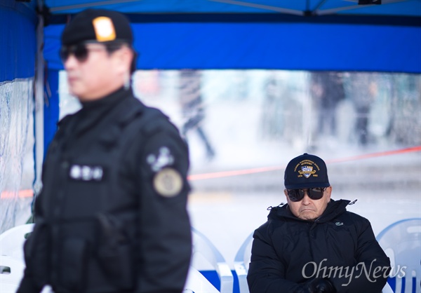 '5.18 북한군 개입설'을 주장하고 있는 지만원씨가 22일 오후 서울 종로구 동화면세점 앞에서 '5·18 진상규명 끝장토론 대국민 공청회'에 참석하고 있다. 