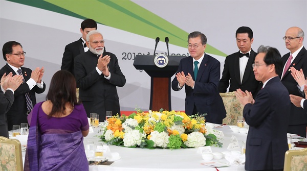 문재인 대통령과 나렌드라 모디 인도 총리가 22일 청와대 영빈관에서 열린 국빈 오찬에서 건배한 뒤 서로에게 박수를 보내고 있다.