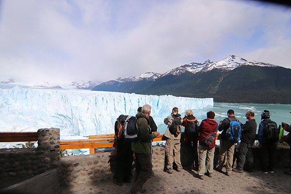 전망대에서 모레노 빙하를 구경하는 관광객들