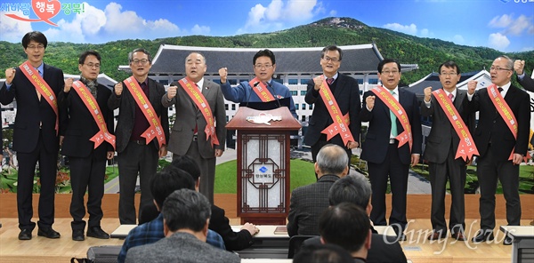 이철우 경상북도지사는 독도관련 단체 대표들과 함께 지난 2월 22일 오후 경북도청 브리핑룸에서 일본의 '죽도의 날' 행사를 규탄하는 성명서를 발표했다.