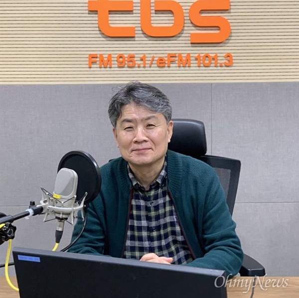  강원국 작가는 지난해 12월 25일 tbs 라디오 '김어준의 뉴스공장' 일일 진행자로 깜짝 데뷔해 화제가 되기도 했다.