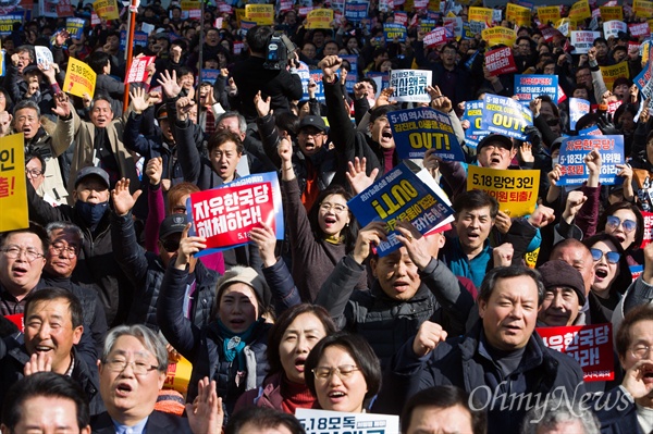 ‘5.18민주화운동 왜곡 모독 망언 3인 국회의원 퇴출, 5.18학살 역사왜곡 처벌법 제정, 자유한국당 해체 범국민대회’가 23일 오후 서울 청계광장에서 5.18시국회의와 5.18역사왜곡처벌 광주운동본부 주최로 열렸다. 