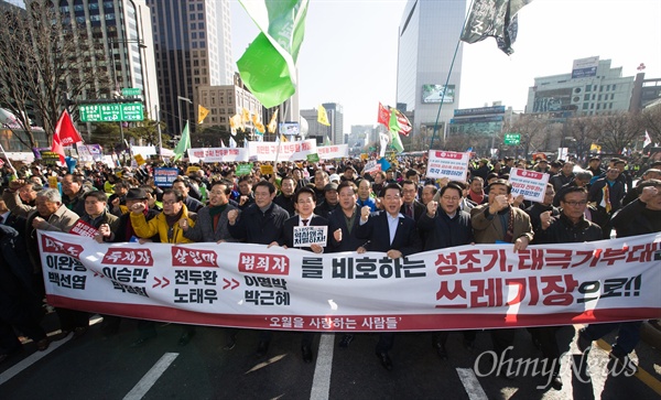 ‘5.18민주화운동 왜곡 모독 망언 3인 국회의원 퇴출, 5.18학살 역사왜곡 처벌법 제정, 자유한국당 해체 범국민대회’가 23일 오후 서울 청계광장에서 5.18시국회의와 5.18역사왜곡처벌 광주운동본부 주최로 열렸다. 