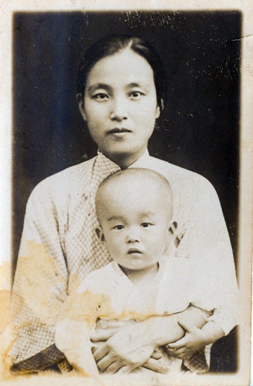 어머니 정정화 독립지사와 아들 김자동(1929년)