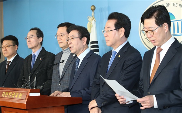  24일 오전 허종식 인천 정무부시장(왼쪽부터), 송하진 전북도지사, 이용섭 광주시장, 박원순 서울시장, 김영록 전남도지사, 양승조 충남도지사가 국회 정론관에서 5.18의 올바른 인식과 가치 실현을 위한 대한민국 시도지사 공동입장문을 발표하고 있다.