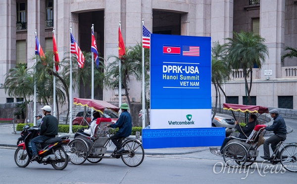 북미정상회담을 3일 앞 둔 24일 오후 베트남 하노이 거리에 정상회담을 알리는 입간판이 설치 되어 있다.