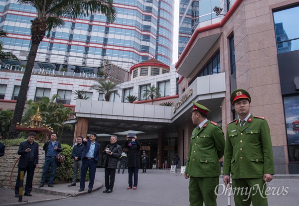 북미정상회담을 3일 앞 둔 24일 베트남 하노이 멜리아 호텔 앞에서 시 관계자들이 준비상태를 살펴보고 있다.